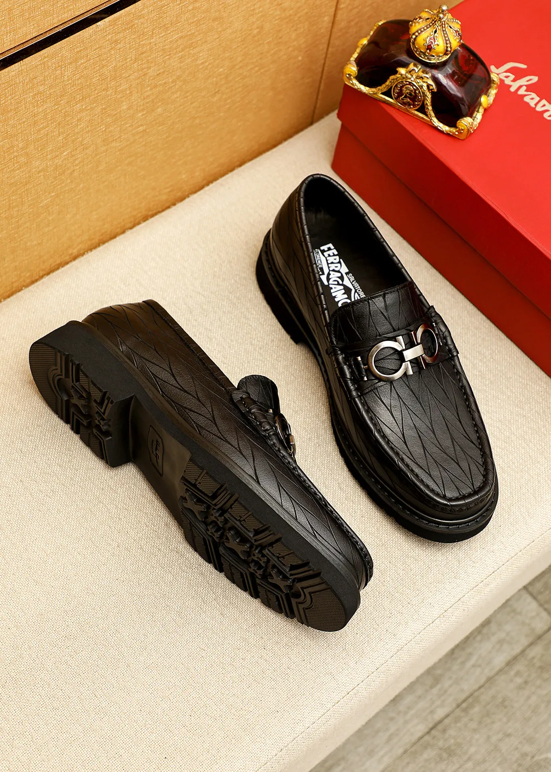 Men's shoes 💰520 💐 Product trademark: Ferragamo "Ferragamo" casual leather shoes Regular size: 38-44 (45.46🉑️customized) Product materials: Selected imported first-layer calfskin embossed upper + original hardware buckle, imported water-dyed cow leather lining. Strong three-dimensional visual effect, original outsole color: 1⃣️color optional